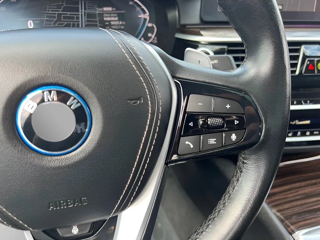 2023 BMW 5 Series 530e - Photo 40