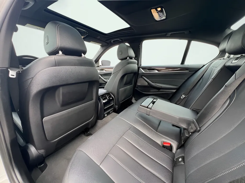 2023 BMW 5 Series 530e - Photo 17