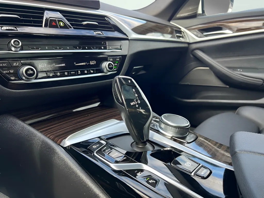 2023 BMW 5 Series 530e - Photo 54