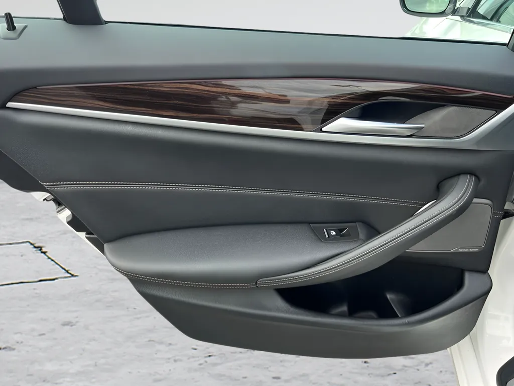 2023 BMW 5 Series 530e - Photo 21