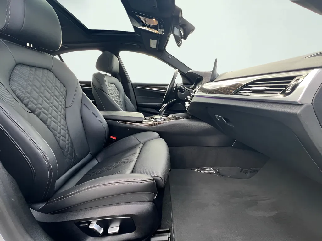 2023 BMW 5 Series 530e - Photo 28