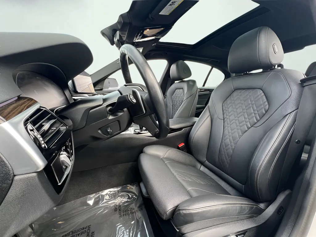 2023 BMW 5 Series 530e - Photo 16