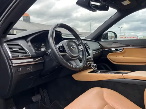 Photos of 2019 Volvo XC90 T6 Momentum for sale in Indianapolis, IN at AutoGiant USA Indianapolis