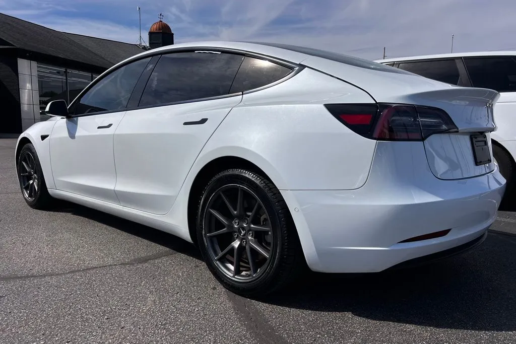 2021 Tesla Model 3 Standard Range Plus photo 2