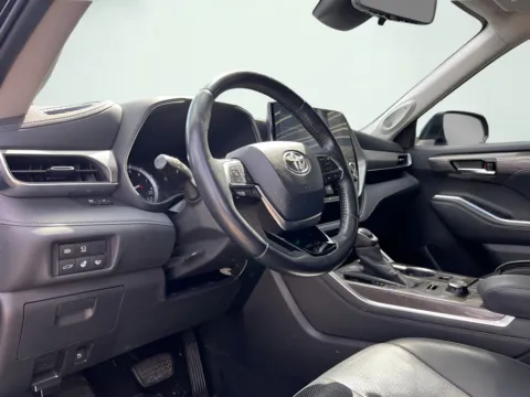 Photos of 2020 Toyota Highlander Platinum for sale in Indianapolis, IN at AutoGiant USA Indianapolis