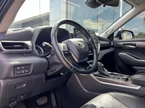 Photos of 2020 Toyota Highlander Platinum for sale in Indianapolis, IN at AutoGiant USA Indianapolis