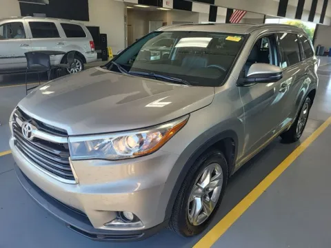 Beige 2016 Toyota Highlander Limited for sale in Indianapolis, IN