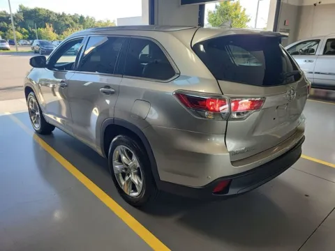 Photos of 2016 Toyota Highlander Limited for sale in Indianapolis, IN at AutoGiant USA Indianapolis