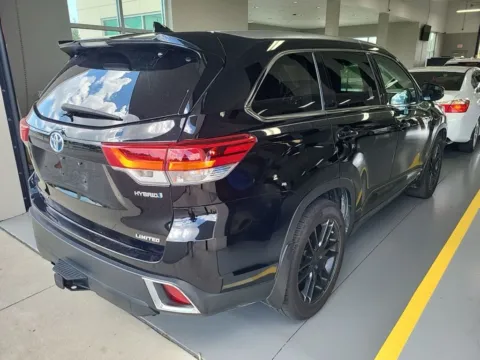 More photos of 2017 Toyota Highlander Hybrid Limited Platinum at AutoGiant USA Indianapolis, IN