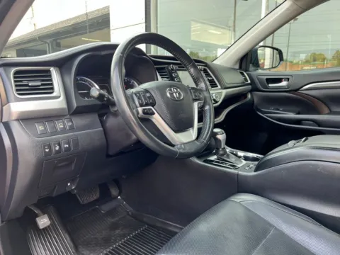 Photos of 2017 Toyota Highlander Hybrid Limited Platinum for sale in Indianapolis, IN at AutoGiant USA Indianapolis