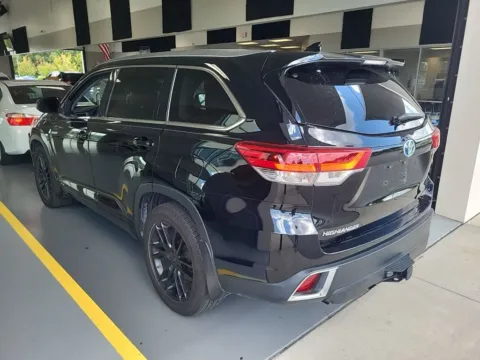 Photos of 2017 Toyota Highlander Hybrid Limited Platinum for sale in Indianapolis, IN at AutoGiant USA Indianapolis