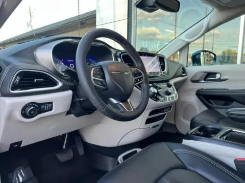 Photos of 2022 Chrysler Pacifica Touring L for sale in Indianapolis, IN at AutoGiant USA Indianapolis