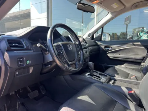 Photos of 2016 Honda Pilot EX-L for sale in Indianapolis, IN at AutoGiant USA Indianapolis
