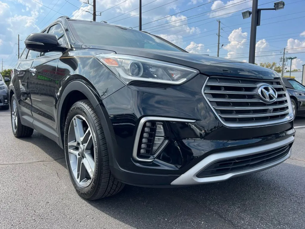2017 Hyundai Santa Fe SE Ultimate photo 3