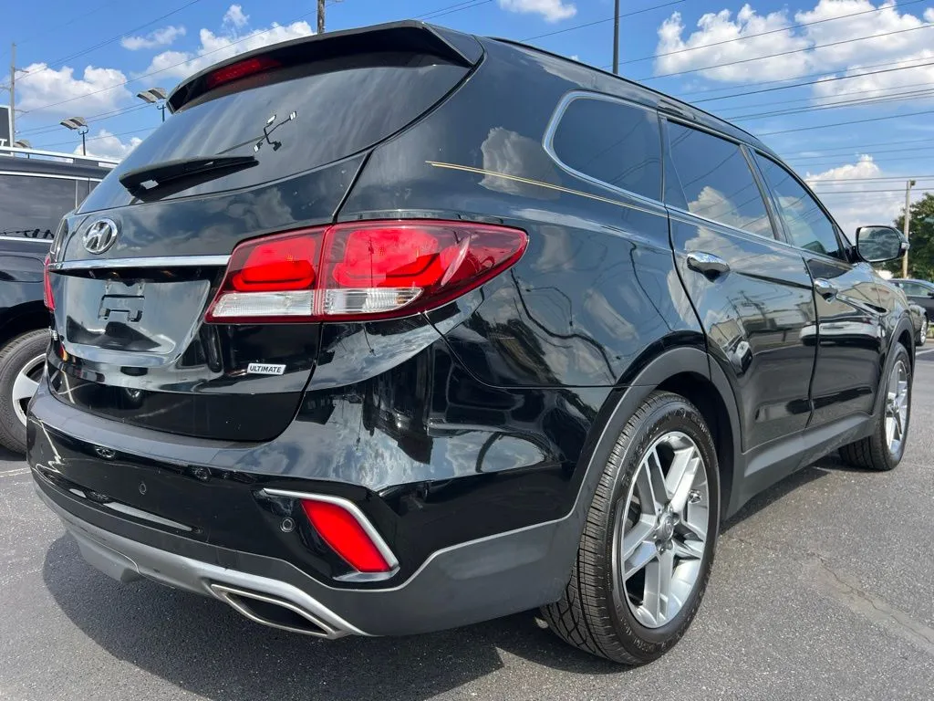 2017 Hyundai Santa Fe SE Ultimate photo 2