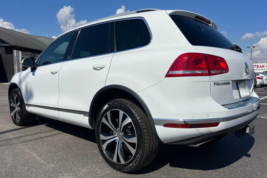 2017 Volkswagen Touareg Wolfsburg Edition photo 2