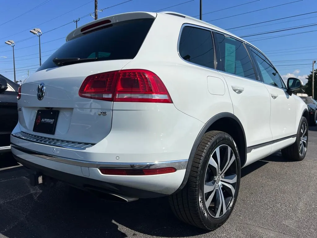 2017 Volkswagen Touareg Wolfsburg Edition photo 3