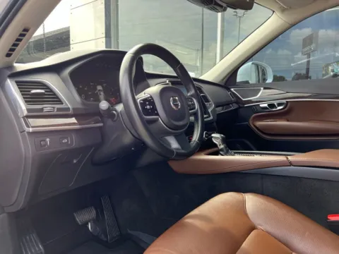 Photos of 2019 Volvo XC90 T6 Momentum for sale in Indianapolis, IN at AutoGiant USA Indianapolis
