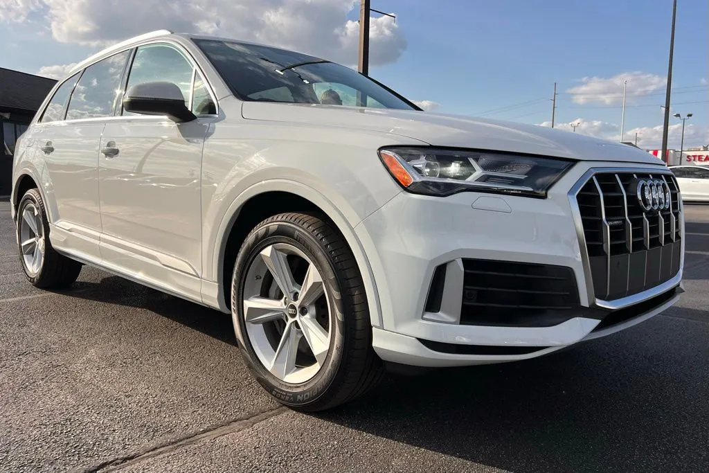 2023 Audi Q7 55 Premium photo 4