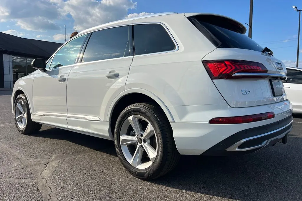 2023 Audi Q7 55 Premium photo 2