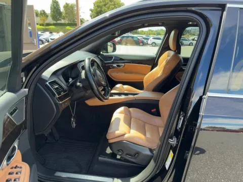 More photos of 2017 Volvo XC90 T6 Momentum at AutoGiant USA Indianapolis, IN