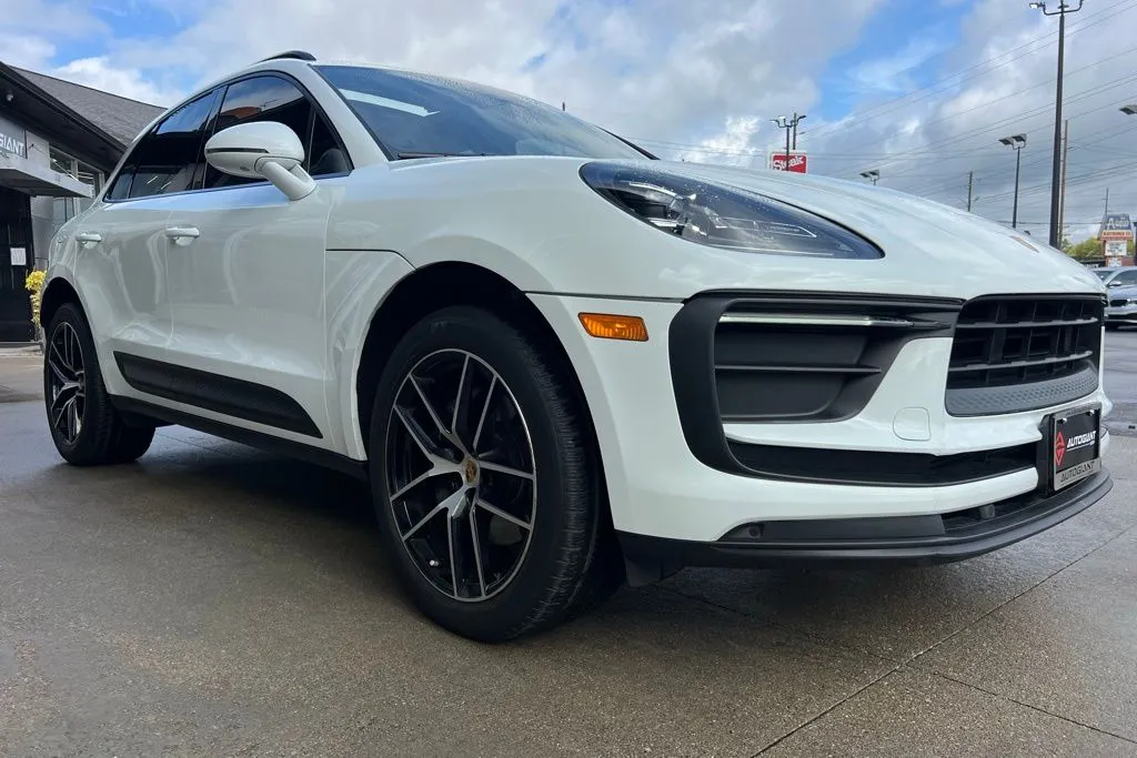 2022 Porsche Macan Base photo 4