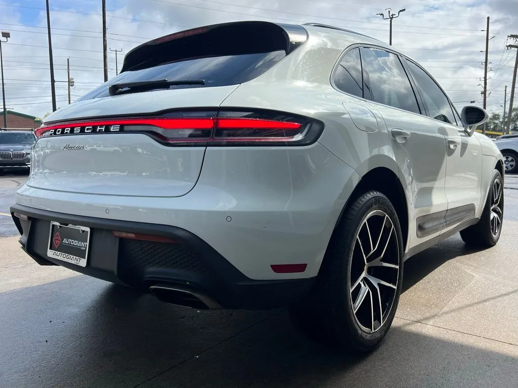 2022 Porsche Macan Base photo 3