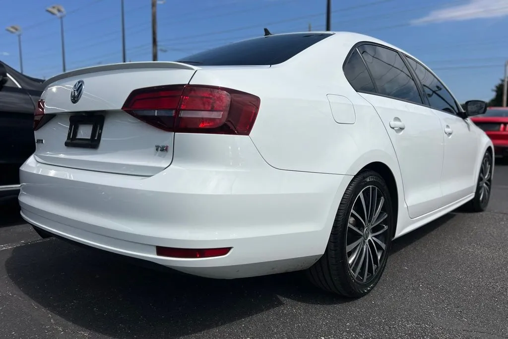 2016 Volkswagen Jetta 1.8T Sport photo 3