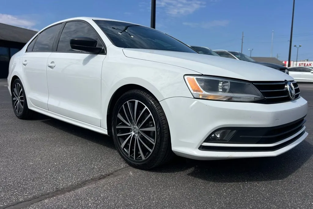2016 Volkswagen Jetta 1.8T Sport photo 4