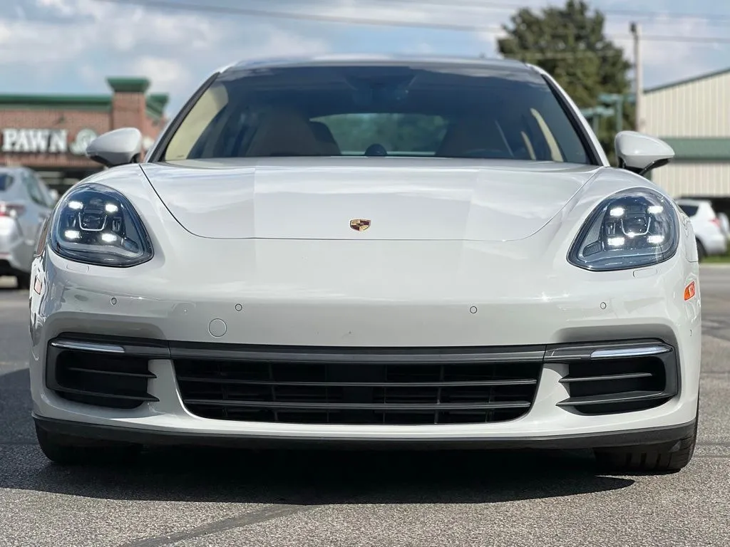 2018 Porsche Panamera Base 4 photo 4