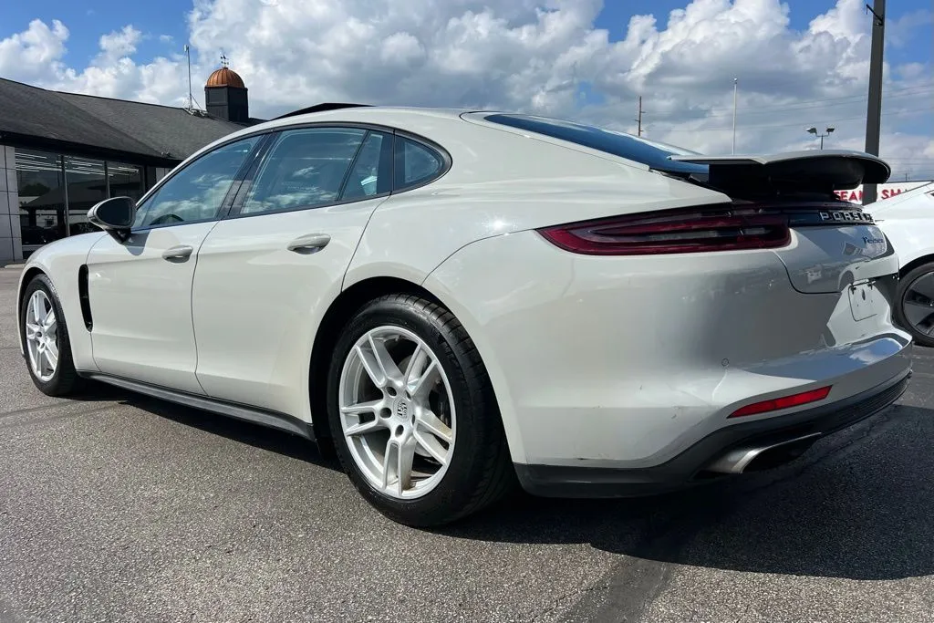 2018 Porsche Panamera Base 4 photo 2