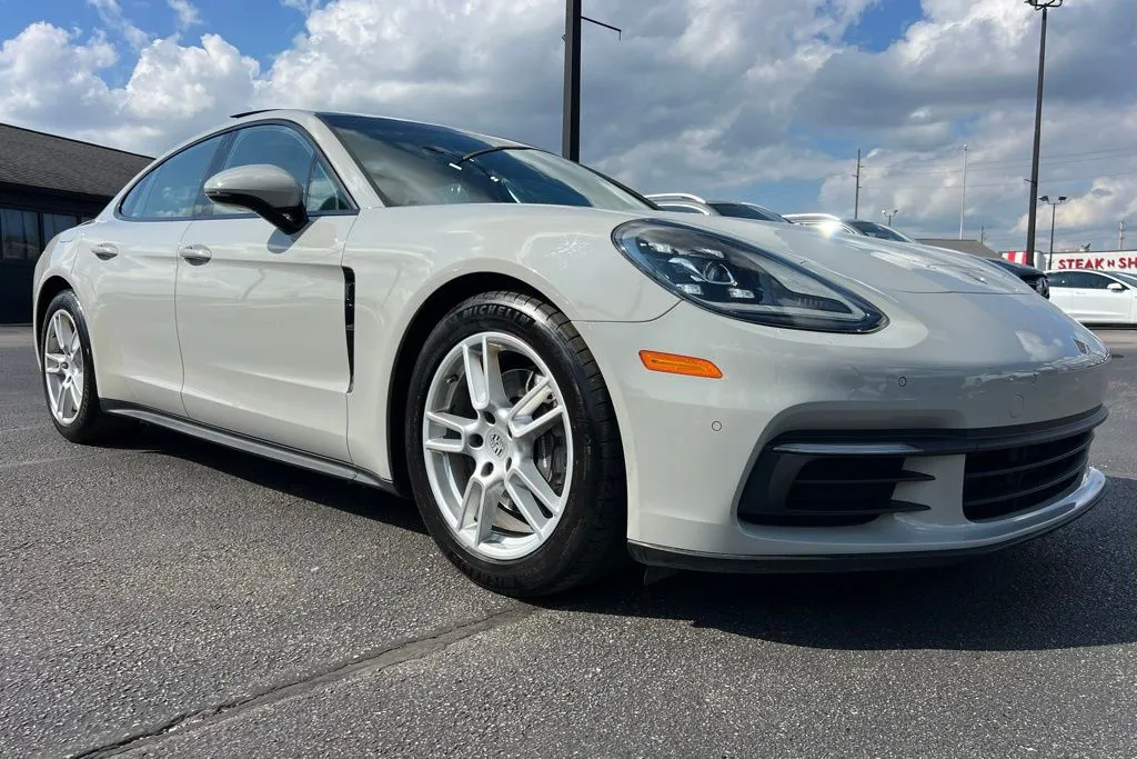 2018 Porsche Panamera Base 4 photo 3