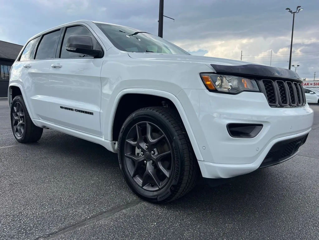 2021 Jeep Grand Cherokee Anniversary Edition photo 2