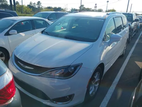 White 2018 Chrysler Pacifica Touring L for sale in Indianapolis, IN