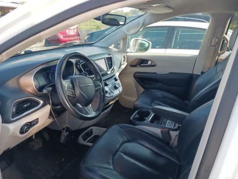 More photos of 2018 Chrysler Pacifica Touring L at AutoGiant USA Indianapolis, IN