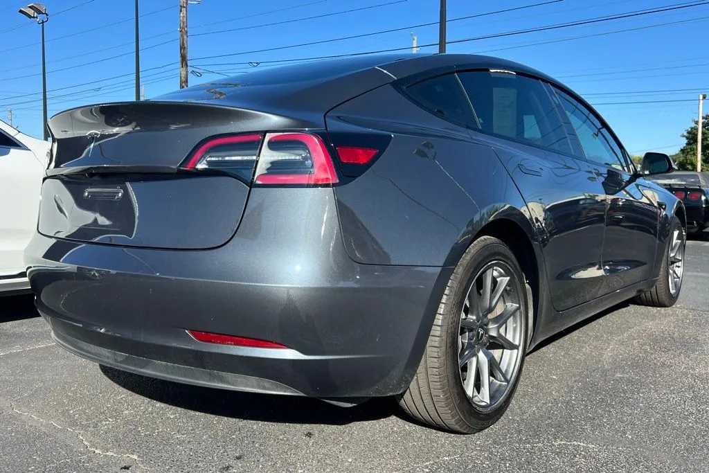 2023 Tesla Model 3 photo 3