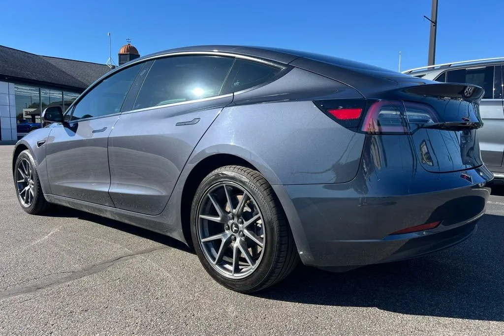 2023 Tesla Model 3 photo 2