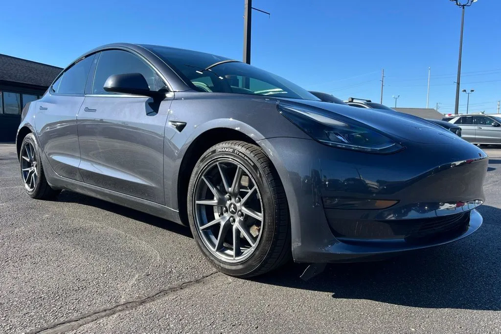 2023 Tesla Model 3 photo 4