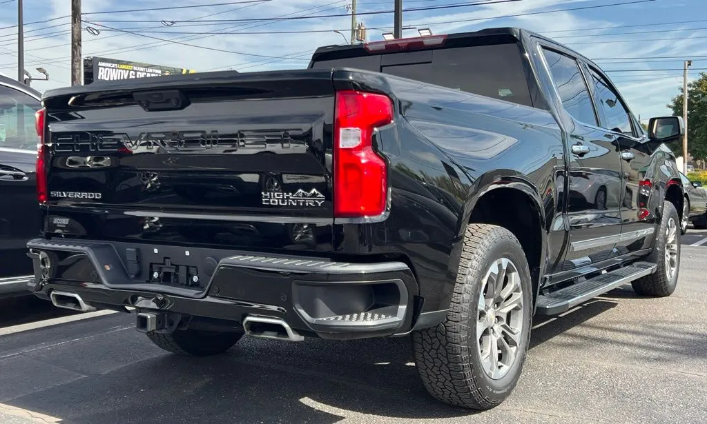 2024 Chevrolet Silverado 1500 High Country photo 3