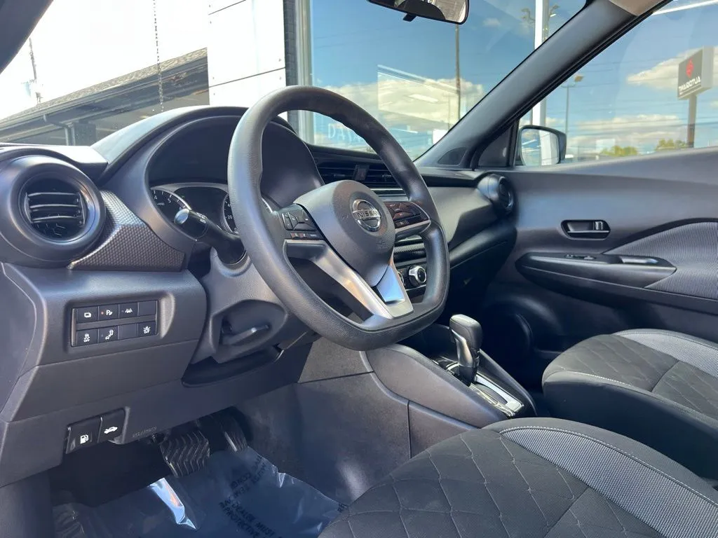 2020 Nissan Kicks S photo 2