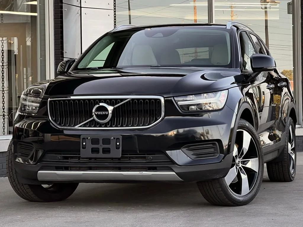 Black 2019 Volvo XC40 Momentum for sale in Indianapolis, IN