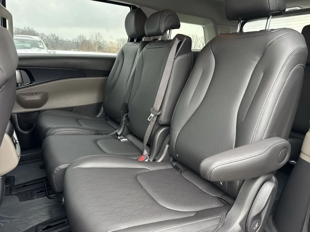2026 Kia Carnival LXS - Photo 23