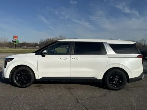 More photos of 2025 Kia Carnival LXS at Graff Kia of Chesterton, IN