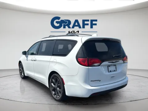 More photos of 2020 Chrysler Pacifica Touring L at Graff Kia of Chesterton, IN
