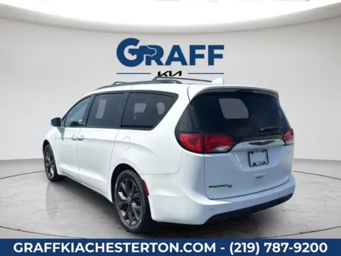 More photos of 2020 Chrysler Pacifica Touring L at Graff Kia of Chesterton, IN