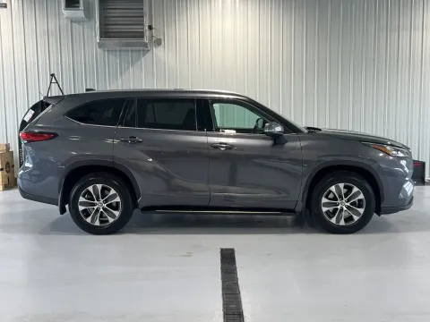 Photos of 2020 Toyota Highlander XLE for sale in Tea, SD at CarSwap