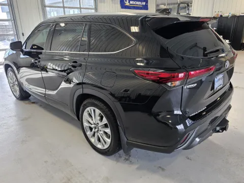 More photos of 2021 Toyota Highlander Limited at CarSwap, SD