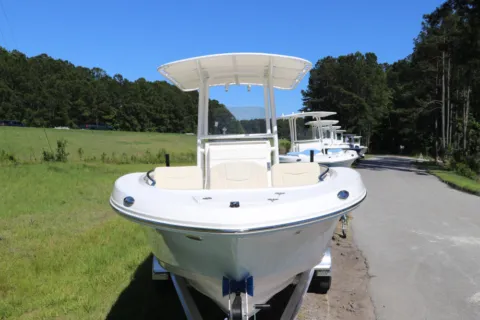 Another view of 2026 Robalo R200 Center Console for sale in Bluffton, SC at Longshore Boats Bluffton