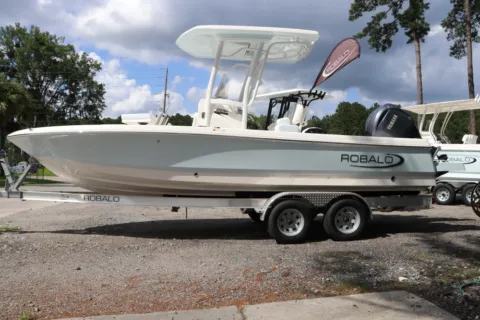 Another view of 2025 Robalo 226 Cayman for sale in Bluffton, SC at Longshore Boats Bluffton