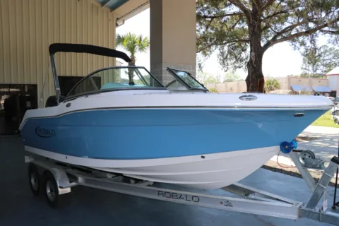 Photos of 2026 Robalo R207 Dual Console for sale in Bluffton, SC at Longshore Boats Bluffton